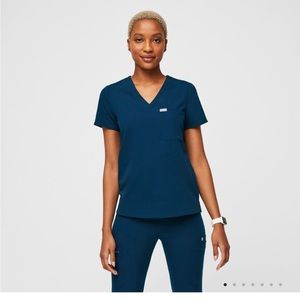 Figs Women’s Small Catarina One Pocket Scrub Top in Deep Reef